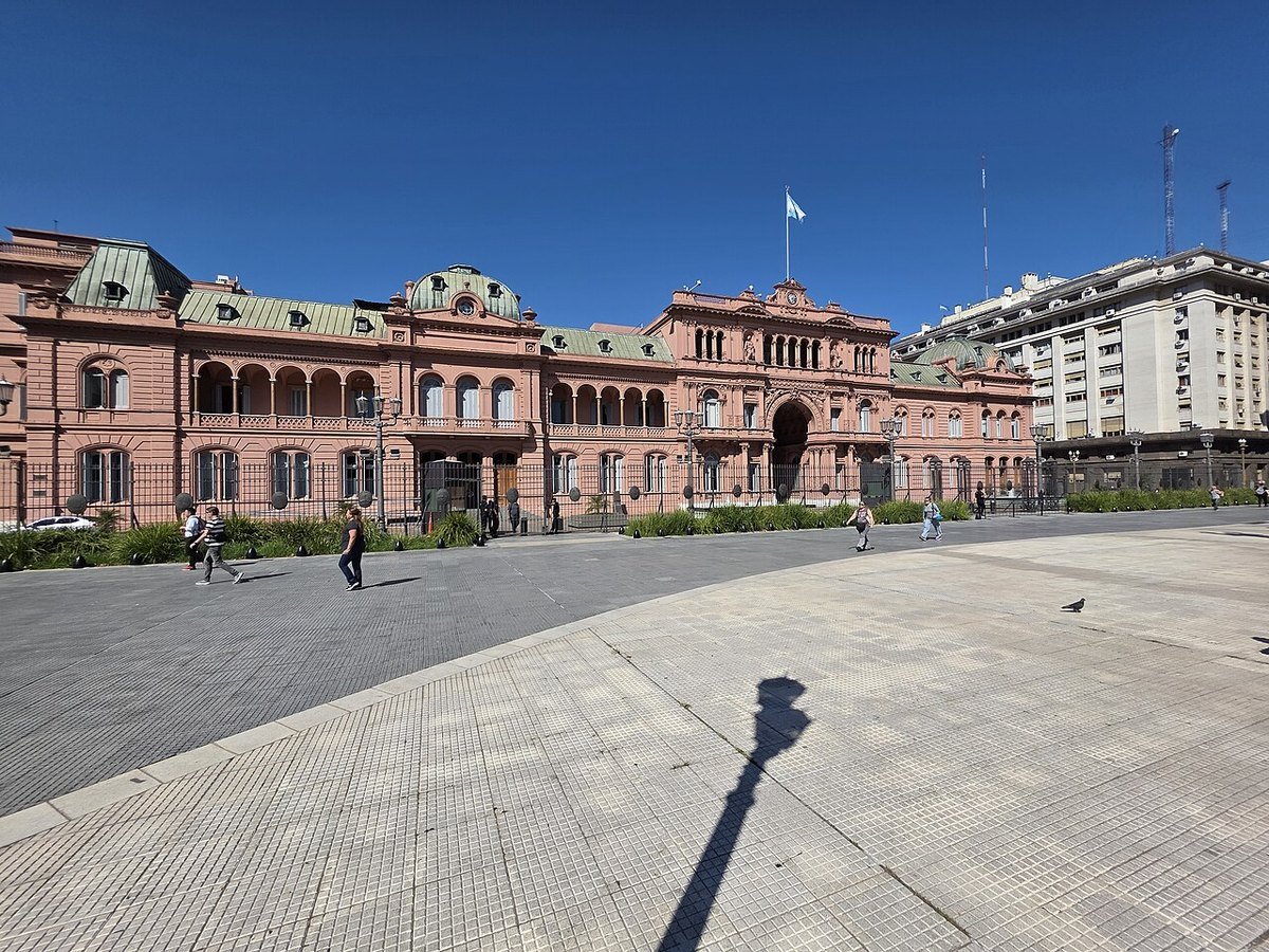 Fachada de la Casa Rosada frente a Plaza de Mayo