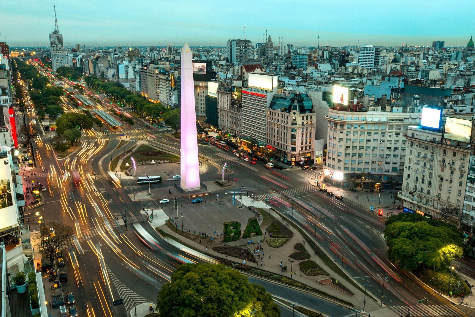 El Obelisco y la avenida 9 de Julio vistos desde el centro de Buenos Aires