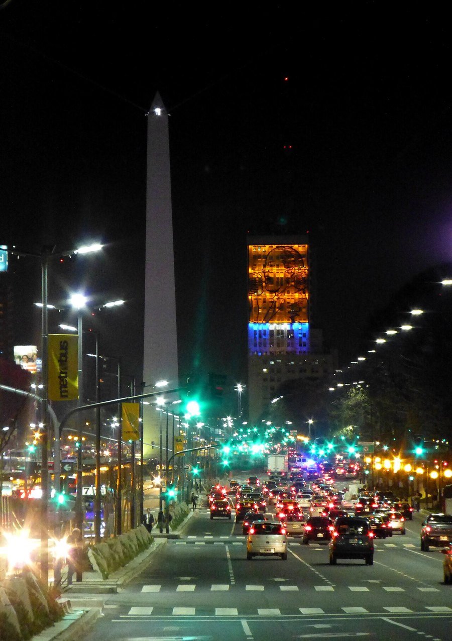El Obelisco y la avenida 9 de Julio iluminados de noche