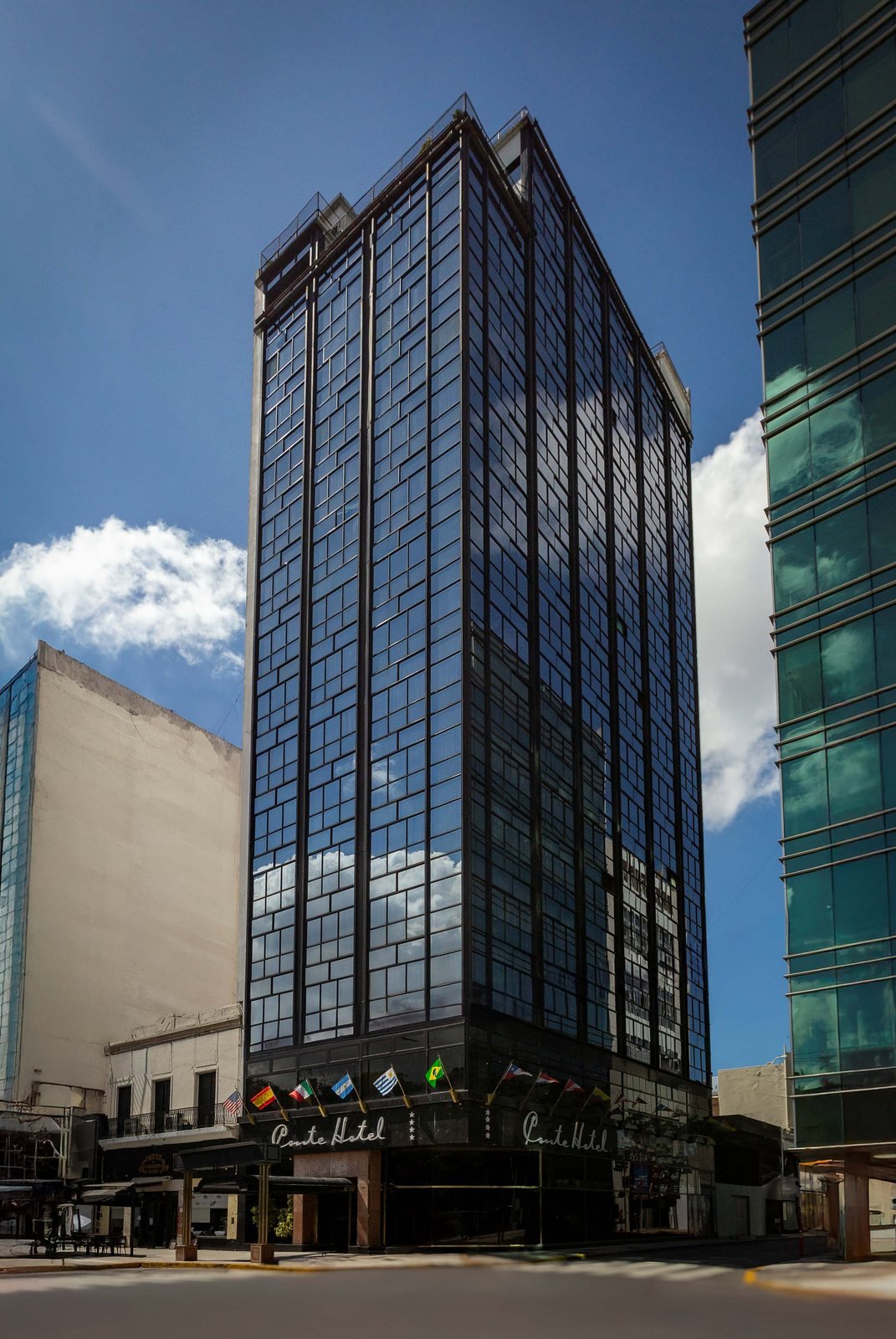 Fachada del Hotel Conte sobre Carlos Pellegrini