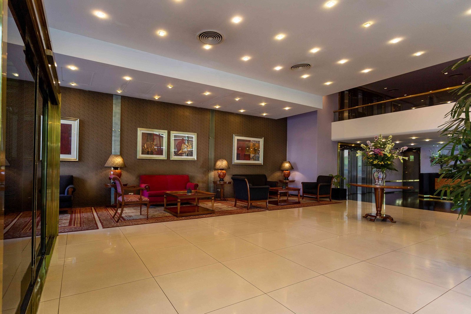 Lobby y área de estar del Hotel Conte